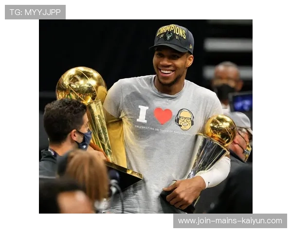 字母哥抢下终场篮板,密尔沃基雄鹿结束比赛 字母哥抢下终场篮板,密尔沃基雄鹿结束比赛