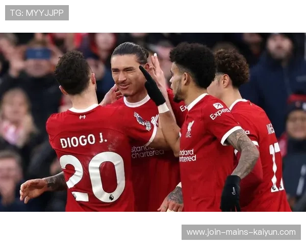 努涅斯反击中劲射中柱